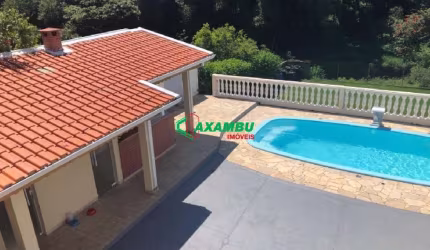 Chácara de luxo para locação em Jundiaí-SP, bairro Roseira, 2 quartos, 1 sala, 4 banheiros, 4 vagas de garagem, 205m² de área.