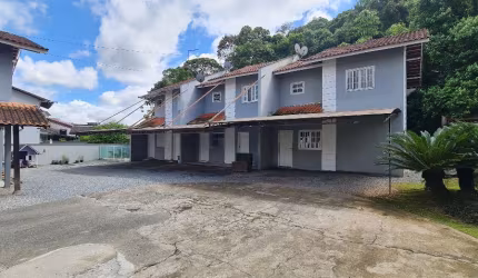 Aluga-se Sobrado em condôminio com piscina Nova Brasilia.