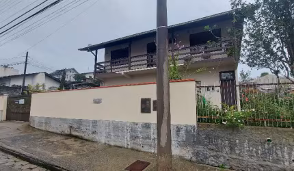 Vende-se Sobrado com Salas Comerciais Floresta-Joinville.