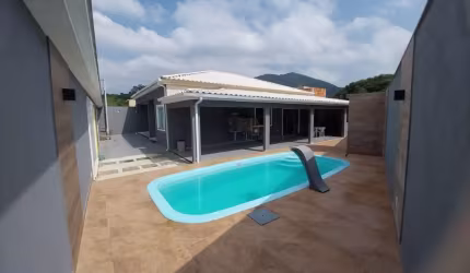 CASA  - 200 m² - 03 DORMITÓRIOS - 02 SUITES - 04 BANHEIROS - PISCINA