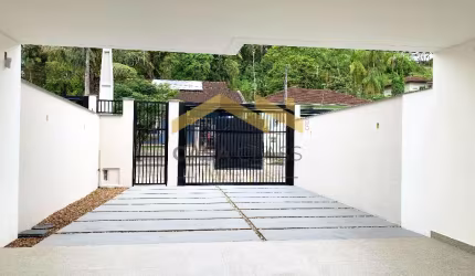 Sobrado geminado com 03 suítes no bairro Saguaçu em Joinville!