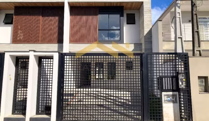 Sobrado geminado novo com 03 suítes no bairro Glória em Joinville!