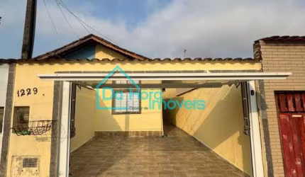 Casa com 2 quartos para alugar no Jussara, Mongaguá  por R$ 1.800