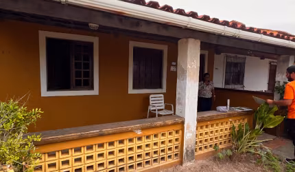 Duas casas na beira mar de enseada dos corais