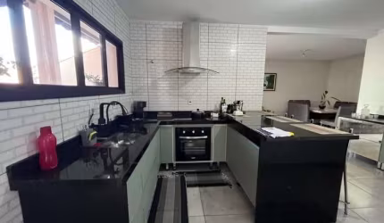 Sobrado à Venda 03 dormitórios 599.000 Vila Oliveira