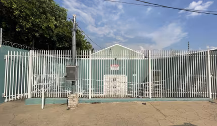Imóvel Comercial para Venda em Cuiabá, Araés, 1 dormitório, 2 banheiros