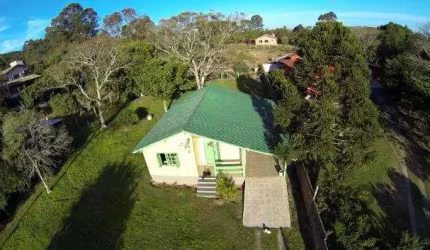 Casa 3 Dormitórios no Lageado. Ótima Casa de Campo no Bairro Lageado-Zona Sul de Porto Alegre. Casa toda em Madeira Nobre Cambará, 3 Dormitórios, Sala de Estar, Cozinha, Banheiro Social e Garagem Cobe