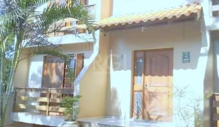 casa de alvenaria no bairro gloria, em amplo terreno próximo a entrada do colegio assunção e a uma quadra da novo empreendimento zaffari super-mercados. Dividida em 2 casas , sala de jantar e estar, d
