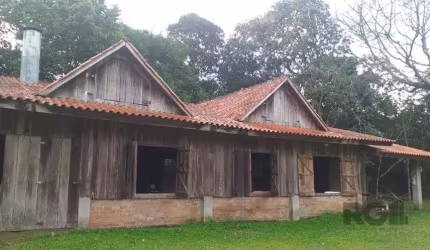 Excelente, sítio de 2.400 m² no bairro Lageado em Porto Alegre. O imóvel possui terreno praticamente quadrado, pois sua dimensão é 48,0 x 50,0 m. Belíssima área verde com diversas árvores. Localizado 