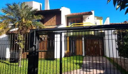 Qualidade de vida?&lt;BR&gt;este é o imóvel certo, em localização privilegiada.&lt;BR&gt;casa ampla, arejada, pé direito alto com:&lt;BR&gt;living enorme, sala de leitura com lareira, sala de jantar ,