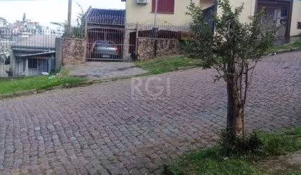 Casa com 03 dormitórios em terreno medindo 8 x 33 m, sendo o térreo composto de hall de entrada, sala de estar, copa, cozinha e banho social. Parte superior, suíte master e 02 dormitórios de bom taman