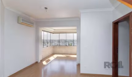 Cobertura com 02 dormitórios sendo 01 suíte. Amplo living com 02 ambientes, lareira e banheiro social e com uma vista panorâmica proporcionando ver o amanhecer e o por do sol da cidade, uma cozinha fu