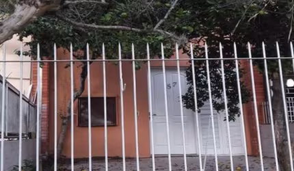 Vende excelente casa/sobrado em condomínio, reformada, 2 dormitórios, living 2 ambientes, lavabo, copa/cozinha, churrasqueira, área de serviço. Pequeno pátio em frente e outro nos fundos. Uma vaga de 