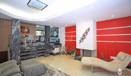 More em um dos condomínios mais desejados da Zona Norte!!!&lt;BR&gt;&lt;BR&gt;Casa de 3 dormitórios, sendo 2 suítes com closet e banheira.&lt;BR&gt;Duas salas de estar com lareira, lavabo, cozinha pla