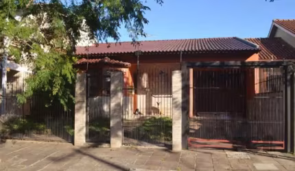 Casa térrea com 178,79m² privativos distribuídos em living para dois ambientes, 3 dormitórios sendo 1 suíte, banheiro social, cozinha, lavanderia, salão de festas com churrasqueira, banheiro auxiliar,