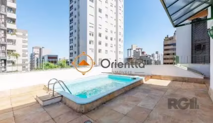 Imobiliária Orientta ALUGA EXCELENTE COBERTURA com SACADA situada no bairro Petrópolis.&lt;BR&gt;Composta por 3 dormitórios, sendo 1 suíte, sala de estar, sala de jantar, cozinha, 4 banheiros, 2 vagas