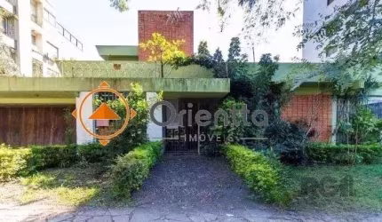 Imobiliária Orientta ALUGA EXCELENTE CASA com Living amplo e 3 dormitórios