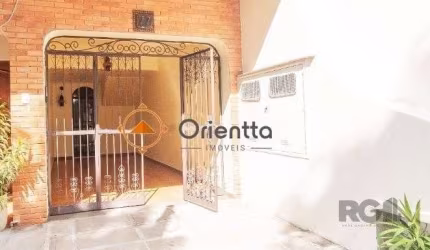 Imobiliária Orientta ALUGA CASA com vaga para 02 carros e 3 dormitórios