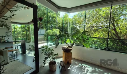 Apartamento com pátio a venda no bairro Menino Deus com 132 m²
