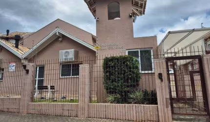 Sobrado em condomínio com 02 dormitórios