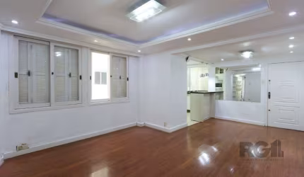 Apartamento semi-mobiliado, possui 3 dormitórios, sendo 1 suíte