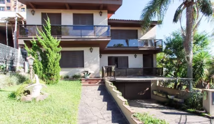 Casa a venda com 03 dormitórios, living 03 ambientes com vista para o Rio.