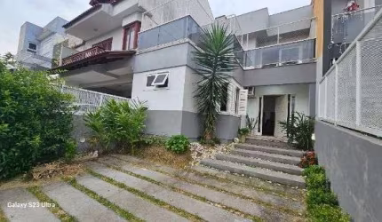 Casa em Porto Alegre, no bairro Hípica, com 3 dormitório(s), e 3 banheiros, à ve