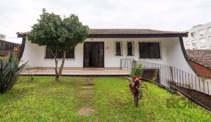 Casa em Porto Alegre, no bairro Medianeira, com 5 dormitório(s), e 5 banheiros,