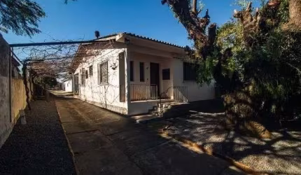 Casa em Porto Alegre, no bairro Vila Nova, com 6 dormitório(s), e 6 banheiros, à