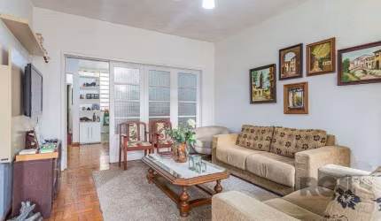 casa  com 3 quartos, 2 banheiros e vaga de garagem,