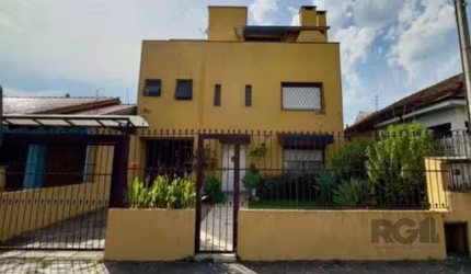 Casa sobrado no Partenon de 5 dormitórios