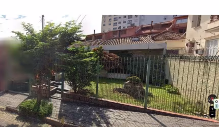 Casa 3 dormitórios no Bairro Glória, próxima a Prof. Oscar Pereira.