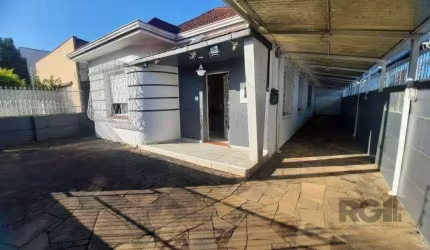 Casa de 3 dormitórios, no bairro Glória
