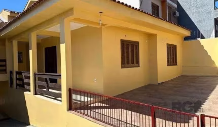 Casa de 3 dormitórios com 144m², no bairro Lomba do Pinheiro