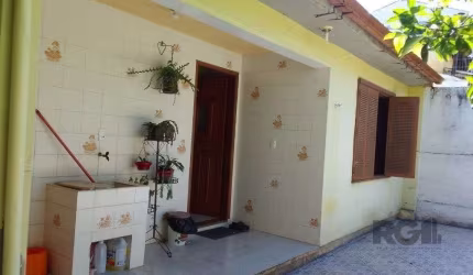 Casa de 4 quartos com 243,58m² no Bairro Lomba do Pinheiro