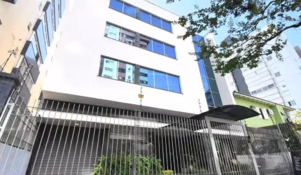 Sala de frente com vaga