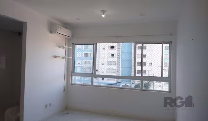 Ótimo 2 dormitórios desocupado,condomínio com piscina.