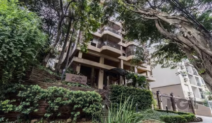 Apartamento de três quartos, suíte e duas vagas de garagem no bairro Mont Serrat
