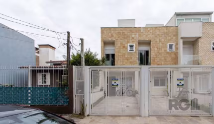 Sobrado com dois andares e área de terraço,
