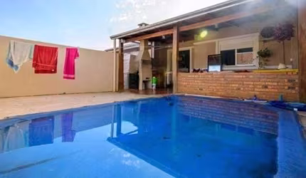Casa com piscina no bairro Hípica - Moradas do Sul