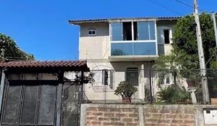 Casa em Porto Alegre, no bairro Vila Nova, com 3 dormitório(s), e 3 banheiros, à