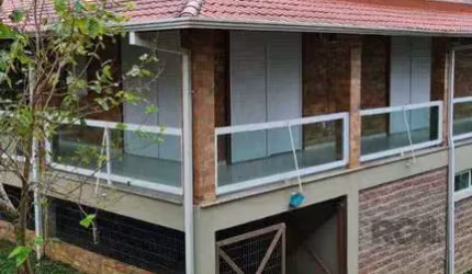 Casa de alvenaria, com 3 dormitórios, 1 suíte, living, cozinha, lavanderia, chur