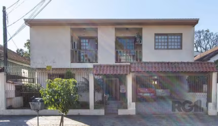 Casa de alvenaria, 3 quartos, 1 suíte, 4 banheiros e 5 vagas de garagem.