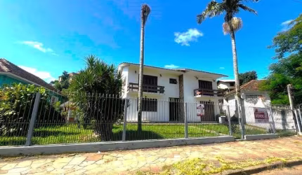 Casa com 351,60m2 de área construída em propriedade de 743m2 no Bairro Jardim Ca