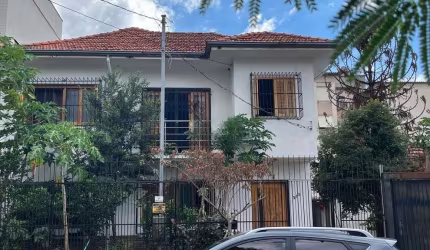 Casa de 4 dormitórios no bairro Santo Antônio, Porto Alegre