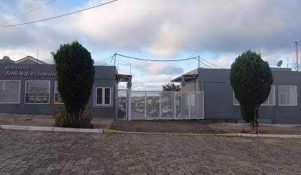 Casa em Condomínio possui 2 dormitórios, possibilidade de 3 dormitórios, 2 vagas