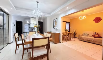 VENDA- Casa com 4 quartos sendo 1 suíte master, 2 vagas de garagem, 319m² com ch