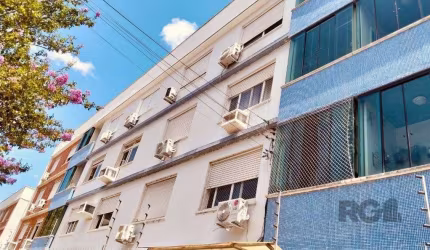 Apartamento 3 Dormitórios , dependência de empregada e vaga de garagem.