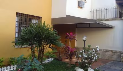 Casa em condomínio, com 3 dormitórios, sendo 1 suíte, 1 vaga coberta, no bairro