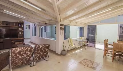 Casa com piscina e 4 suítes no Bairro Vila Ipiranga